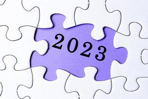 puzzle bianco con testo 2023 su sfondo viola. foto