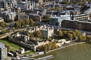 una vista della torre di londra attraverso il fiume tamigi foto