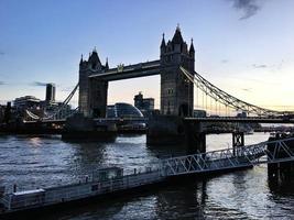 una vista del Tower Bridge di notte foto