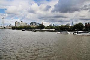 una vista del fiume Tamigi a Londra foto