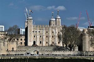 una vista della torre di londra attraverso il fiume tamigi foto