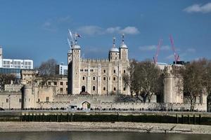 una vista della torre di londra attraverso il fiume tamigi foto