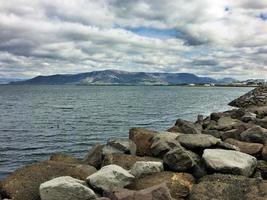 una vista del lungomare di Reykjavik in Islanda foto