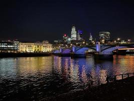 una vista del rover thames a londra di notte foto