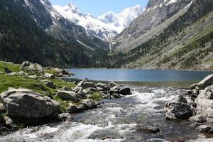 una veduta del lac du gaube nei Pirenei foto