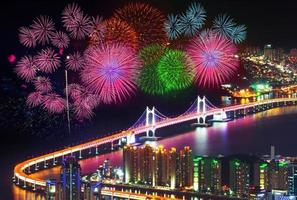 Festival di fuochi d'artificio al ponte di Gwangan a Busan, Corea del Sud.