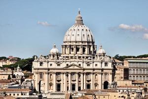 una veduta della basilica di san pietro in vaticano foto