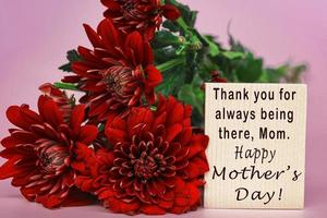 desideri e concetto di design di auguri per la festa della mamma con bouquet di fiori. foto