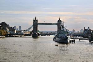 una vista del Tower Bridge di Londra attraverso il fiume Tamigi foto