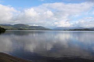 una vista di Loch Lomond in Scozia al sole del mattino foto