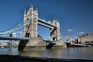 una vista del Tower Bridge di Londra attraverso il fiume Tamigi foto