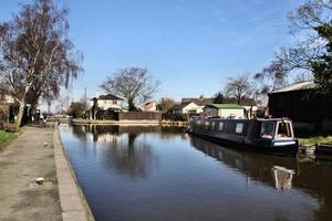 una vista del canale vicino a whitchurch nello shropshire foto