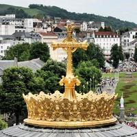 una veduta di lourdes in francia foto