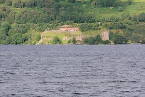 una vista del castello di urquhart sulla riva del lago foto