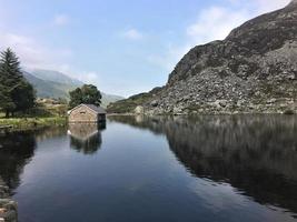 una vista del lago ogwen nel nord del Galles foto