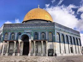 una veduta della cupola della roccia a gerusalemme foto