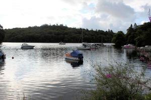 una vista di Loch Lomond in Scozia al sole del mattino foto