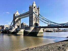 una veduta del Tower Bridge di Londra foto