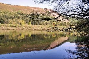 una vista del lago vyrnwy nel galles foto