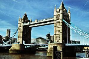 una vista del Tower Bridge di Londra attraverso il fiume Tamigi foto