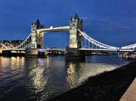 una vista del Tower Bridge di notte foto