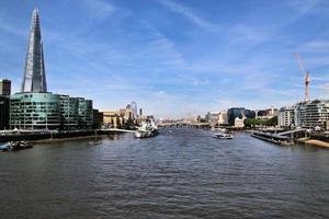 una vista del fiume Tamigi a Londra foto