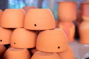 pile di arancio vari vasi di terracotta per piante in vendita presso un negozio di giardinaggio. foto