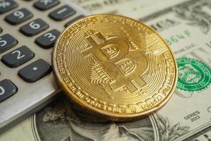 bitcoin dorato con carta di credito su banconote in dollari statunitensi denaro per affari e commerciali, valuta digitale, criptovaluta virtuale. foto