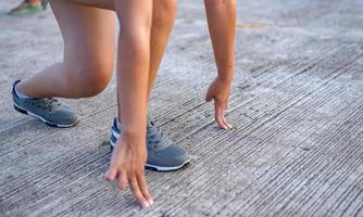 piedi del corridore dell'atleta che corrono su strada, concetto di jogging all'aperto. donna che corre per l'esercizio. foto