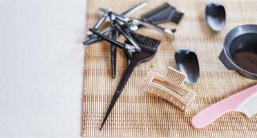primo piano di strumenti per parrucchieri su un tavolo di legno. foto