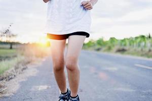 donna che fa jogging sera o mattina, allenamento in esecuzione per riposare e recuperare. foto