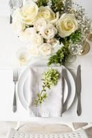la tavola di nozze, vista dall'alto. decorazione della tavola nuziale con rose bianche e bosso foto