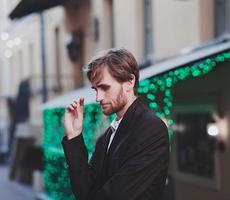 bell'uomo con un vestito foto