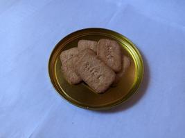 biscotti biscotto con guarnizione di zucchero dolce su un piatto dorato foto