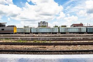 binari ferroviari di una stazione ferroviaria in thailandia e bel cielo blu foto