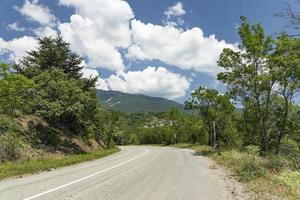 una vecchia strada europea in montagna lungo le rocce. costa del Mar Nero. foto