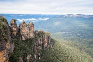 le tre sorelle un'iconica formazione rocciosa del parco nazionale delle montagne blu, nello stato dell'Australia del New South Wales. foto