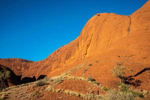 il paesaggio del terreno accidentato e asciutto nell'entroterra australiano del territorio settentrionale dello stato dell'Australia. l'entroterra è uno degli ambienti più singolari del pianeta. foto