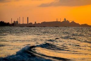 la silhouette delle operazioni di gove miniera di bauxite raffineria di allumina nella penisola di Gove nel territorio settentrionale dello stato dell'Australia. foto