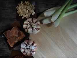 spezie al curry rosso del nord della tailandia e zuppa di maiale in stile nordico foto