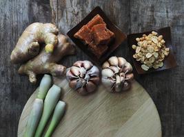 spezie al curry rosso del nord della tailandia e zuppa di maiale in stile nordico foto