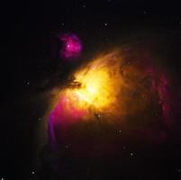 grande nebulosa di orione ripresa attraverso il telescopio telescopi robotici remoti dal vivo in filtri a banda stretta hos, nebulosità viola e gialla nella costellazione di orione foto