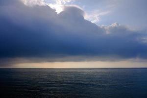 drammatico cielo nuvoloso scuro tempestoso sul mare, sfondo naturale della foto. foto