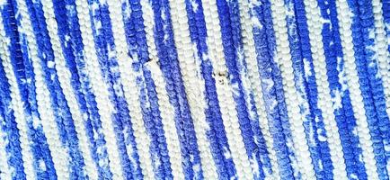 tessuto a righe rotte e opache struttura del tappeto nei colori blu navy, grigio scuro e bianco. foto
