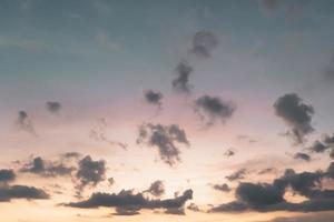 copia spazio concetto minimo di cielo blu estivo e nuvola bianca vuota astratta. foto