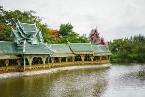 il padiglione di lusso vintage oro e verde è stato costruito sulla piscina, muang boran, tailandia. foto