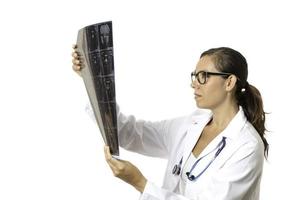 giovane dottoressa guardando una radiografia