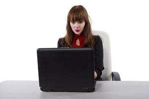 giovane segretaria femminile su un computer portatile foto