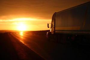 camion al tramonto