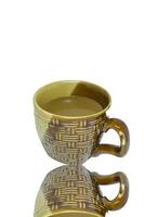 caffè in una tazza di ceramica marrone chiaro su sfondo bianco - riflessi di sfondo. Il caffè con caffeina è popolare tra le persone di tutto il mondo da consumare. foto